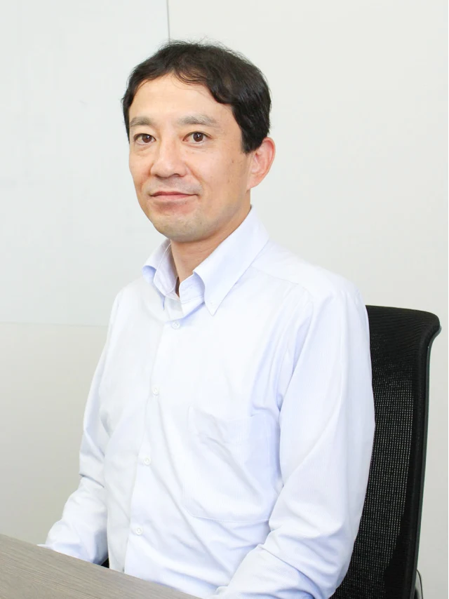 インタビュー中の小林徹